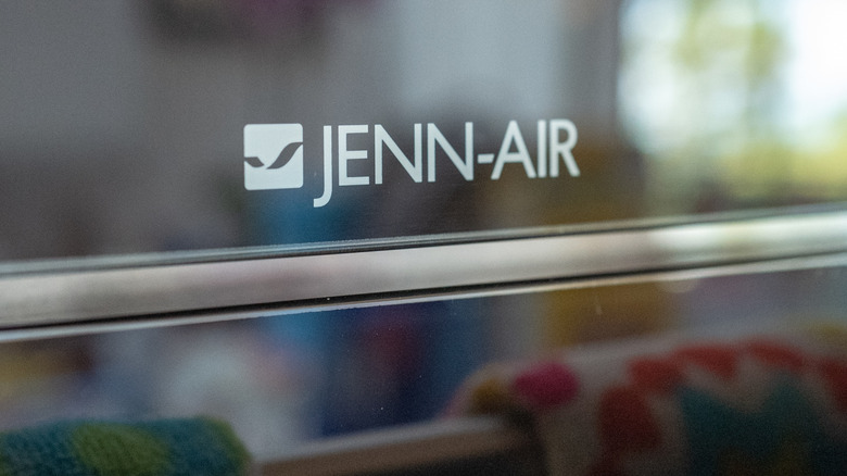 Bir cihaz üzerinde JennAir logosu