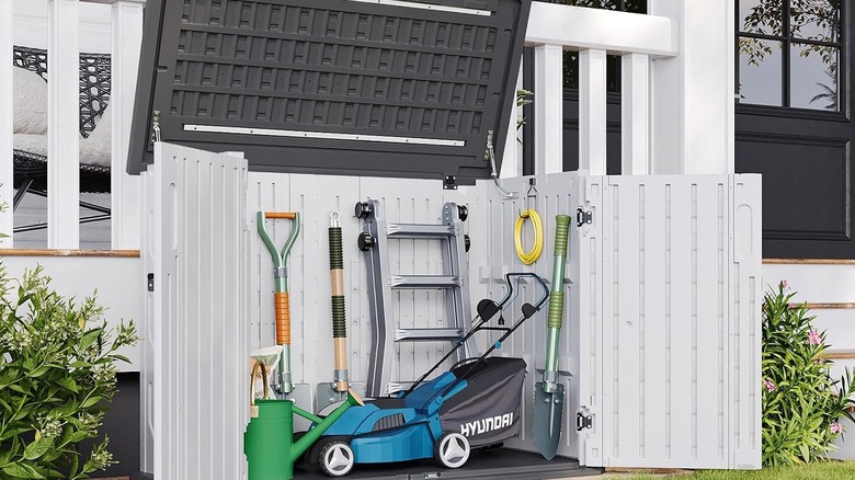 Amazon'dan Aoxun Depolama Dolabı, çim biçme makinesini ve malzemeleri depolamak için kullanılıyor