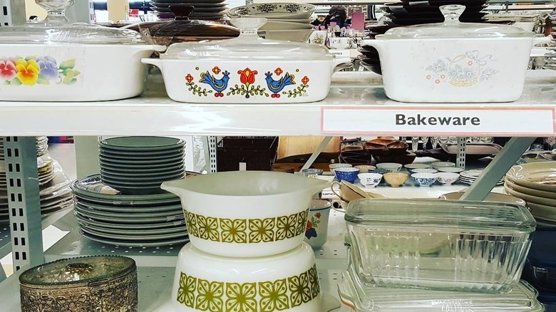 İkinci el bir mağazanın raflarında Pyrex ve CorningWare parçaları çeşitleri