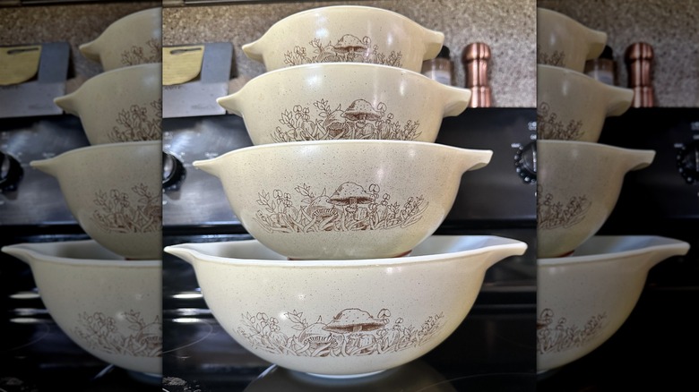 Vintage bir Pyrex Forest Fancy dört parçalı karıştırma kabı seti
