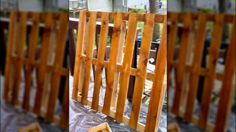 lekeli paletler veranda korkuluğu için hazırlanıyor