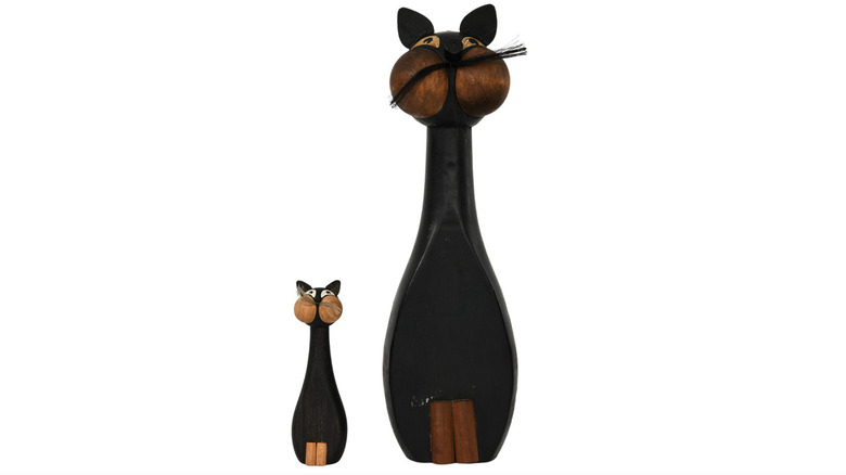Küçük ve büyük ahşap kedi bibloları.