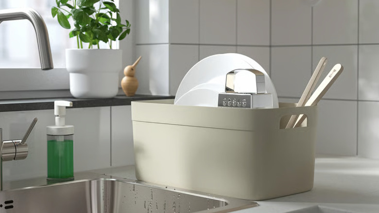 Mutfak tezgahındaki Ikea Spjutlilja bulaşık süzgeci