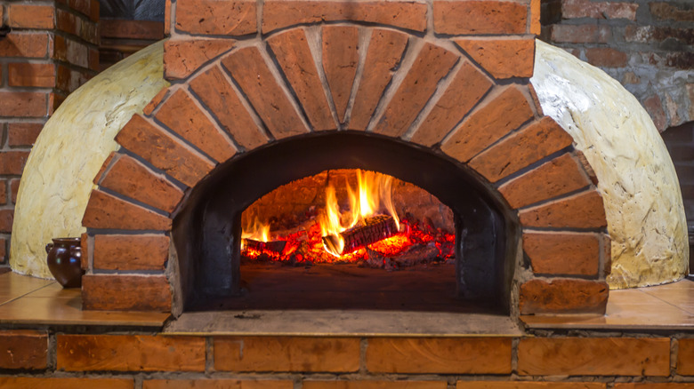 Tuğladan yapılmış bir pizza fırını