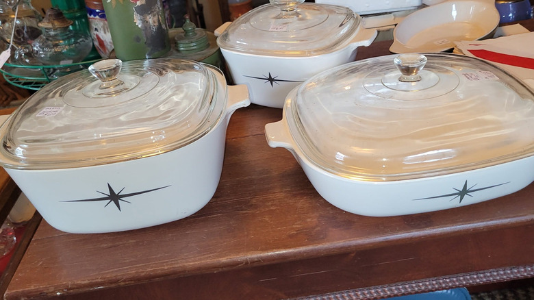 Rafta Atomik Yıldız Patlaması deseni bulunan, 1950'lerden 1960'lara kadar nadir Corningware tencere tabakları