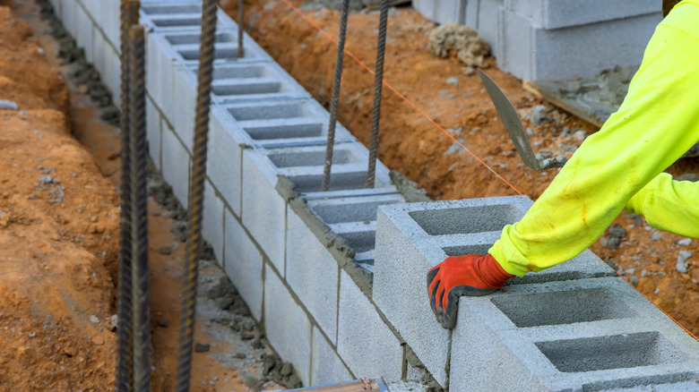 Ev temelleri için kullanılan inşaat demiri içeren kül blok duvarı