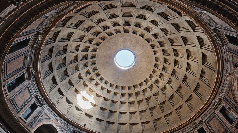 Roma'daki Pantheon'un iç kubbeli tavanı