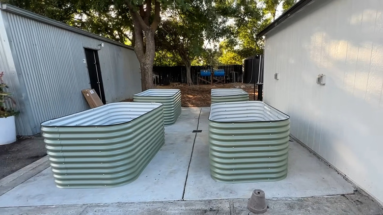 Beton verandaya kurulmuş zeytin yeşili vego bahçe seti