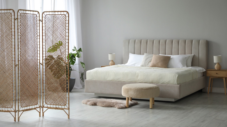 Bambu katlanır paravanlı sade bir oda