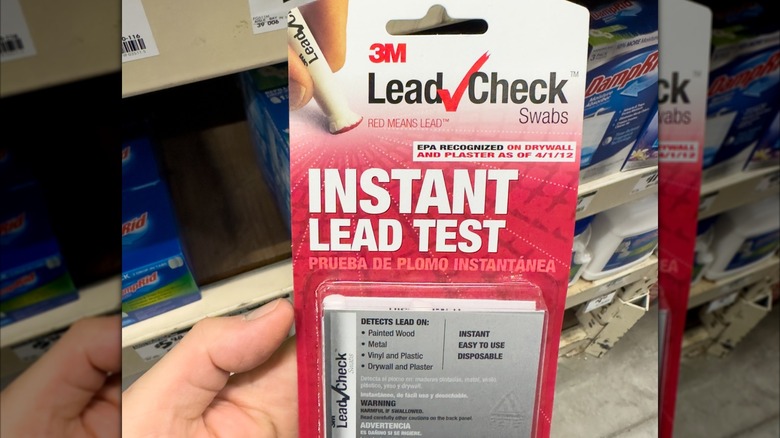 Kurşun çubukla testi tutan kişi