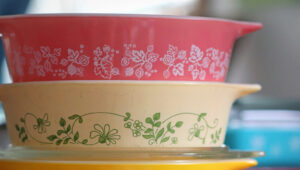 70’lerden kalma bu Neşeli CorningWare Deseni, Koleksiyoncular İçin İkinci El Mağaza Altın Madeni