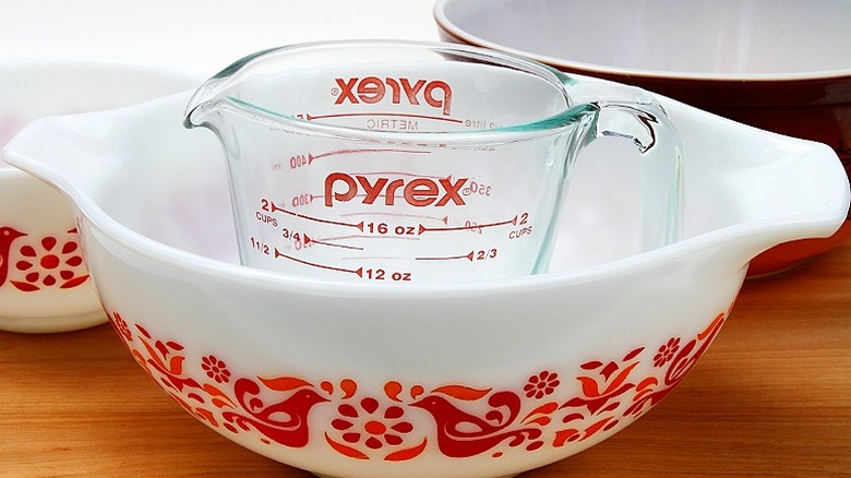 Çeşitli vintage Pyrex parçaları