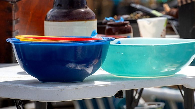 Bit pazarındaki masada Pyrex kaseler