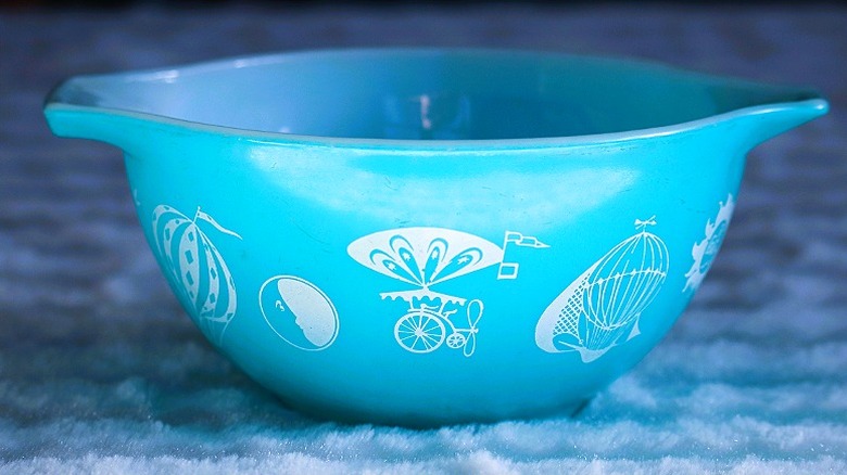 Cinderella tarzında vintage mavi Pyrex kase