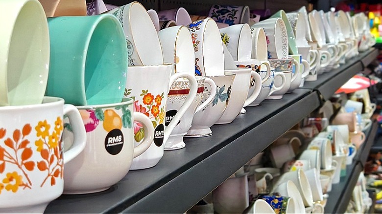 Pyrex parçalarıyla dolu bir ikinci el mağazasının rafları