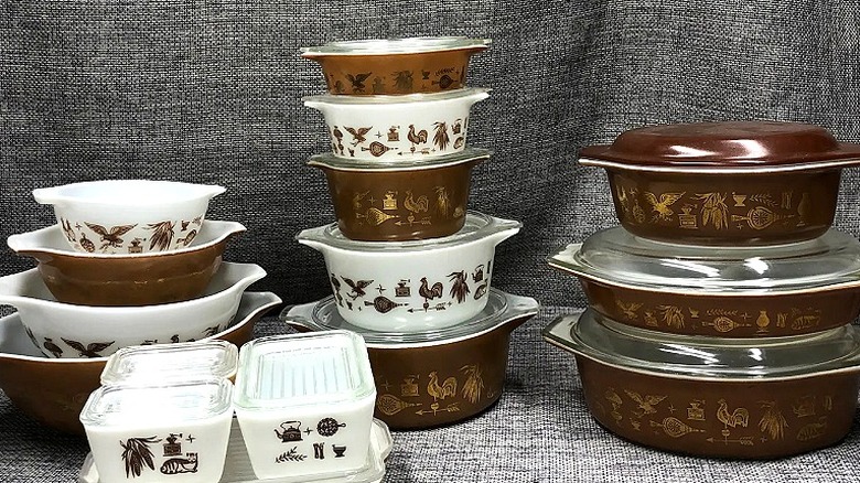 Pyrex Erken Amerika güveç yemeklerinden oluşan bir koleksiyon
