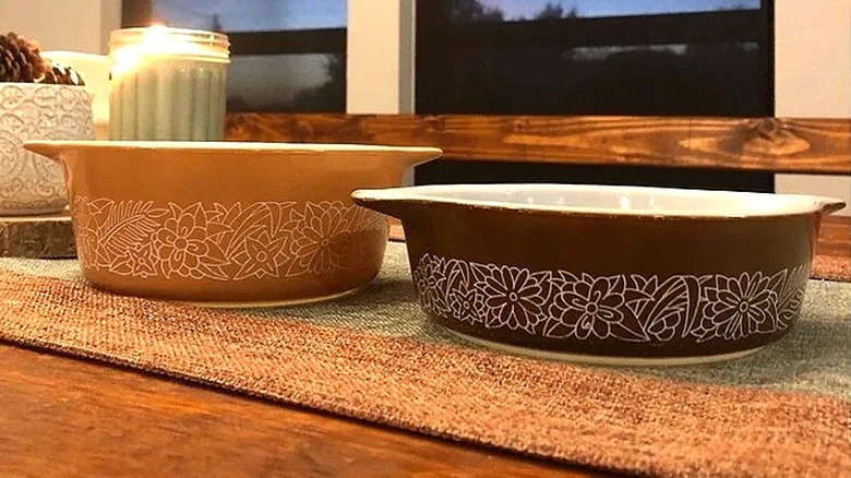 Poshmark'ta satışa sunulan bir Pyrex Woodland kase seti
