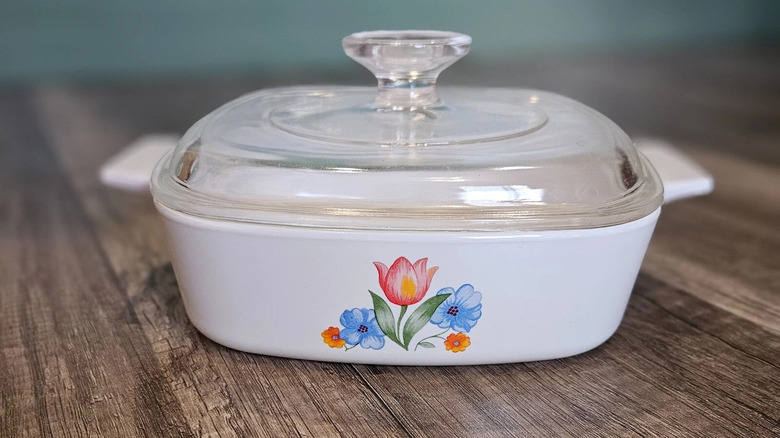Kapaklı bir güveç tabağı üzerinde CorningWare Fresh Cut deseni
