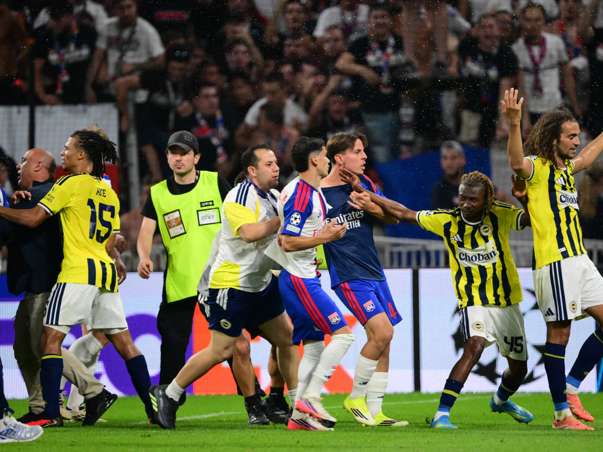 F.Bahçe'nin Şampiyonlar Ligi ön elemelerinde Lyon'u yenmesi kaosun gölgesinde kaldı