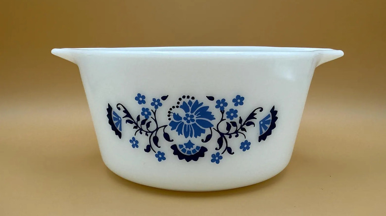 Mavi ve beyaz Pyrex güveç tabağı.