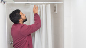 Sade Bir Küvet Perdesini Değiştirin: Karakter Ekleyen DIY