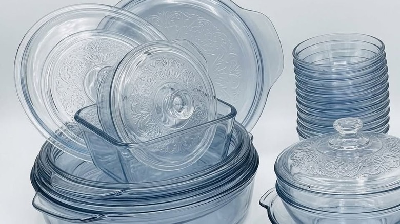 Beyaz bir arka plan üzerinde Safir Mavi Çapa Hocking Ateş Kralı tabakları koleksiyonu