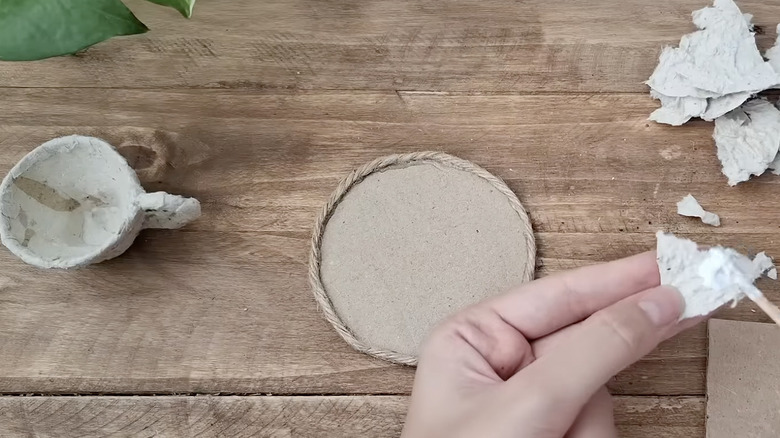 Karton yumurta kartonu çay fincanı ve tabağı elle yapılıyor