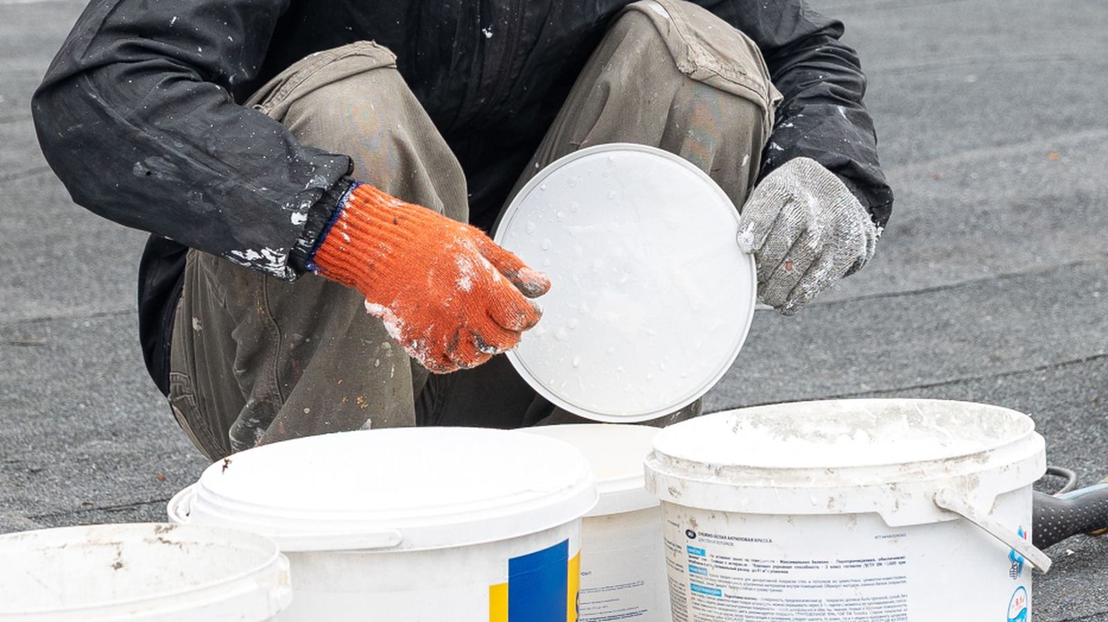 Bu Akıllı DIY, Eski Kova Kapaklarını En Şirin Yan Sehpaya Dönüştürüyor