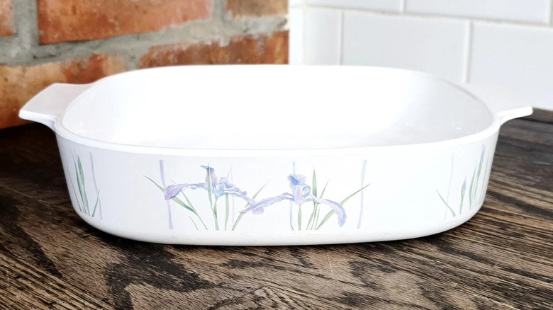 Gölge İris deseninde eski bir CorningWare kızartma tavası
