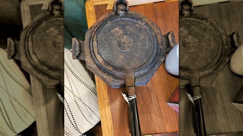 Dövülmüş desenli paslanmış Griswold waffle demiri