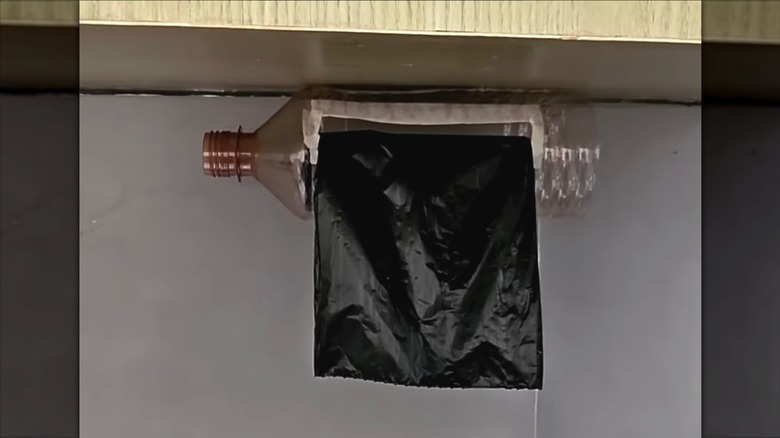 Plastik şişe çöp poşeti dağıtıcısına dönüştü