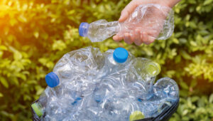 Çöp Torbalarını Düzenli Tutmak İçin Plastik Şişe Kullanın