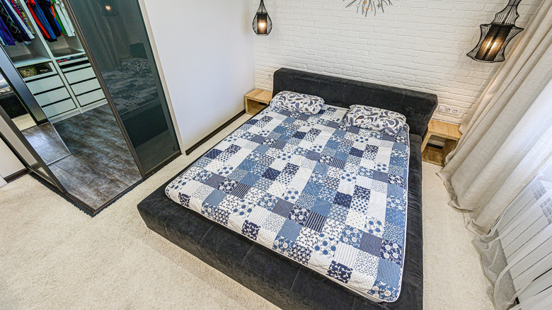 modern yatakta mavi patchwork yorgan