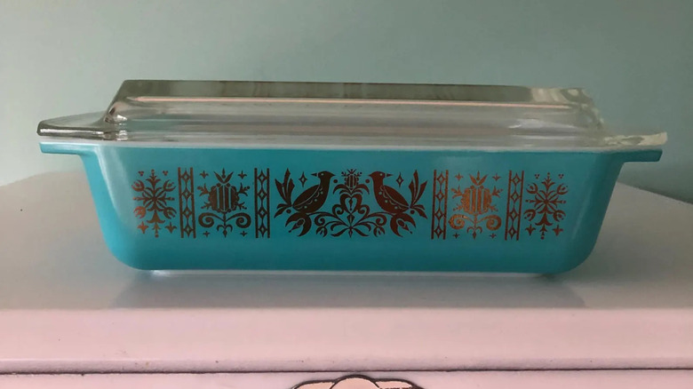 Pyrex Turkuaz Altın Kuşlar yerden tasarruf sağlayan yemek çok nadirdir.