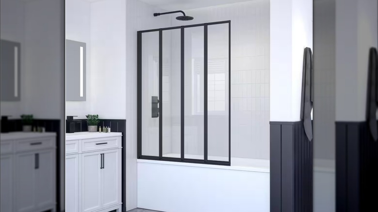 Siyah donanıma sahip sade beyaz banyodaki Triton cam duş paneli