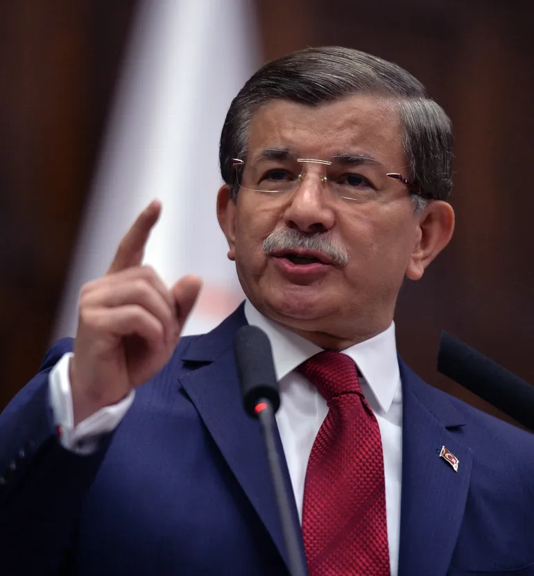 Türkiye Başbakanı Ahmet Davutoğlu, 3 Mayıs 2016 Salı günü Ankara'daki parlamentoda milletvekillerine seslendi. Türkiye Cumhurbaşkanı Recep Tayyip Erdoğan ile başbakan Davutoğlu arasında uzun süredir inkar edilen gerginlikler kamuoyunda su yüzüne çıkmaya başlıyor ve ülkenin güçlü liderinin, başbakanı arka koltukta rol almaya daha istekli bir isim ile değiştirmeyi düşünebileceği yönünde spekülasyonlara yol açıyor. (AP Fotoğrafı)
