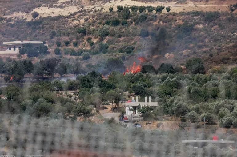 Suriye'deki Dürzi bölgelerindeki çatışmaların ortasında Suriye tarafında bir yangın görülüyor, İsrail işgali altındaki Golan Tepeleri ile Suriye arasındaki ateşkes hattı yakınındaki Mecdal Şems'ten görülüyor, 16 Temmuz 2025 (Ammar Awad/Reuters)