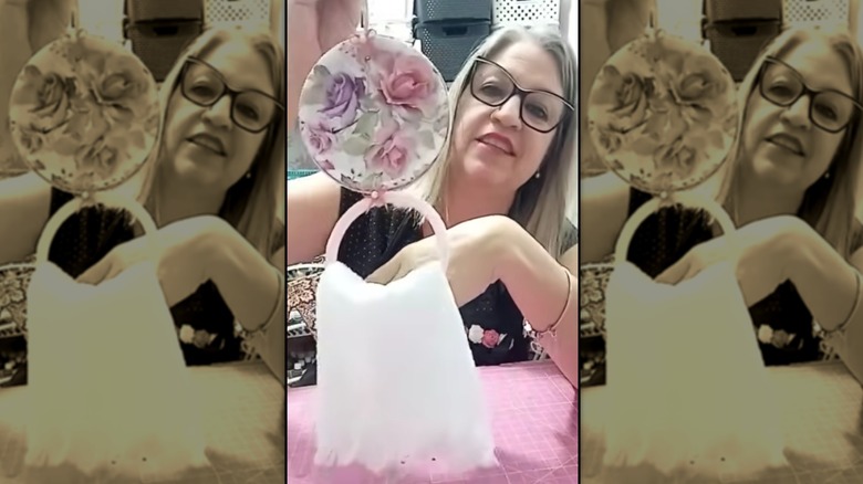Kapak ve el işi halkasından yapılmış el havlusu tutucusu