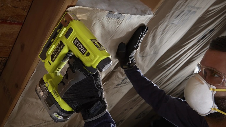 Ryobi taç zımbası kullanan kişi