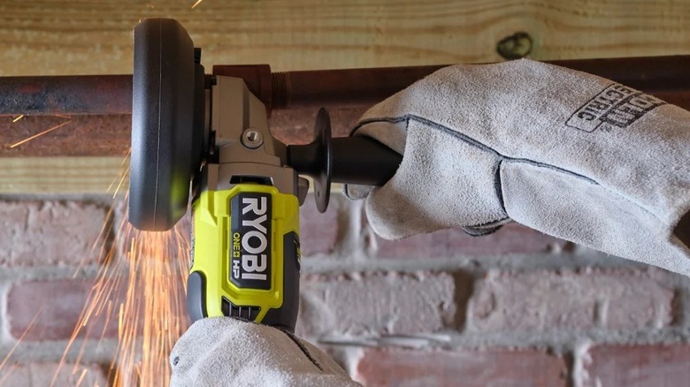 Ryobi açılı taşlama makinesi kullanan kişi