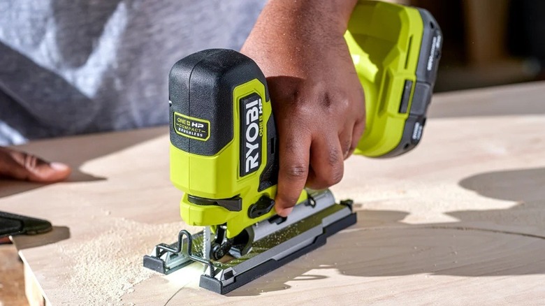 Ryobi yapboz kullanan kişi
