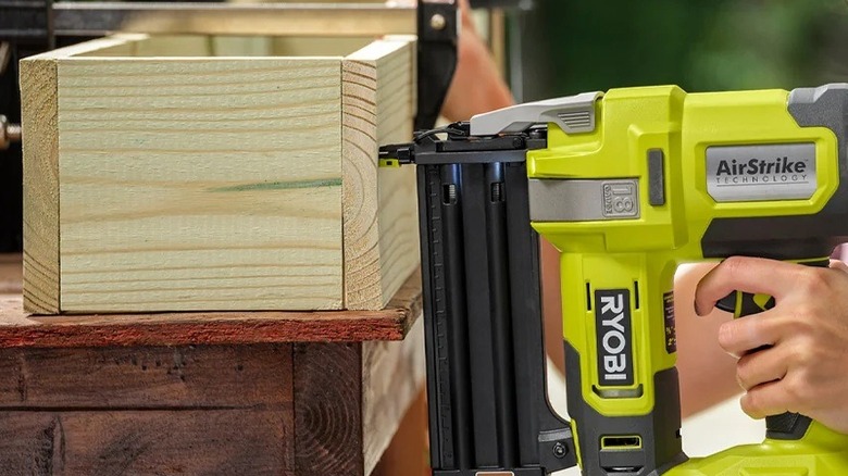 Ryobi Brad çivi çakma makinesi kullanan kişi