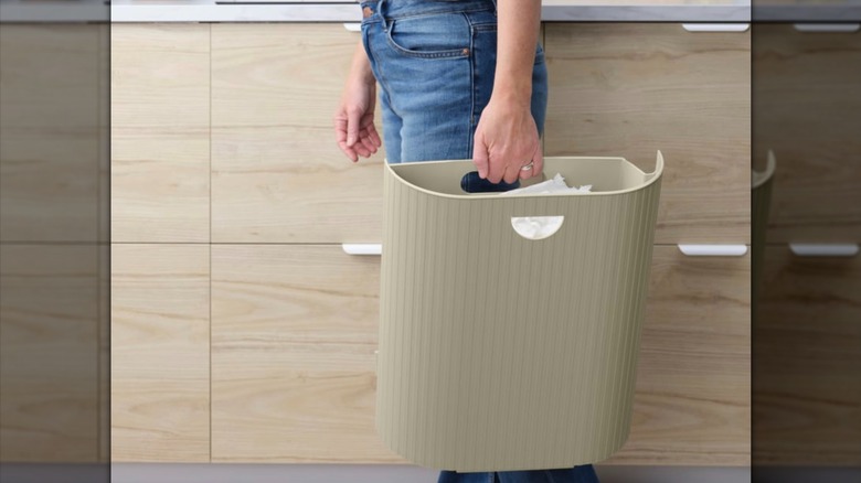 IKEA GÅRDSBUTIK çöp kutusunu taşıyan kadın