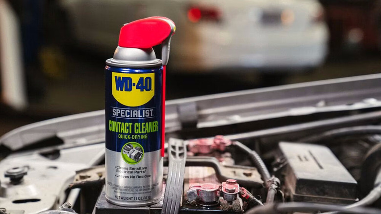 Araba motorunda WD-40 Uzman İletişim Temizleyici