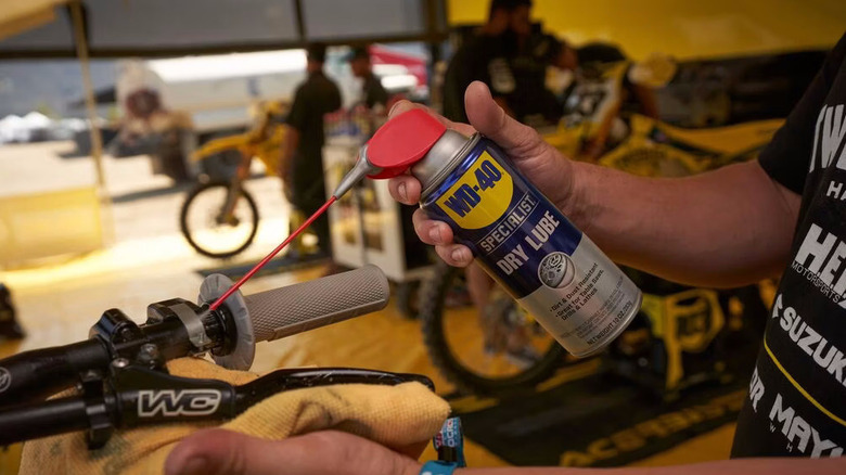 bir kişi bisikletin sapına WD-40 Specialist Dry Lube sıkıyor