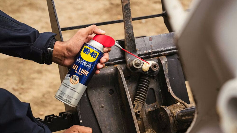 makineye WD-40 Specialist Gel Lube uygulayan kişi