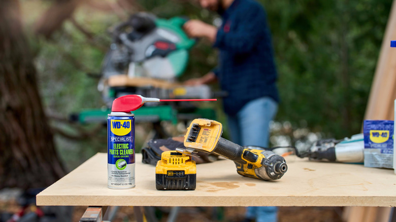 matkabın yanındaki bankta WD-40 Uzman Elektrikli Parça Temizleyici sprey kutusu