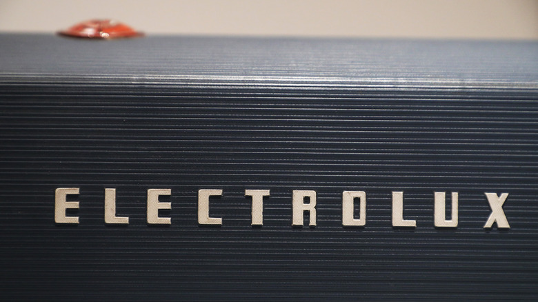 Retro Electrolux markasının bir cihaz üzerindeki yakın çekimi