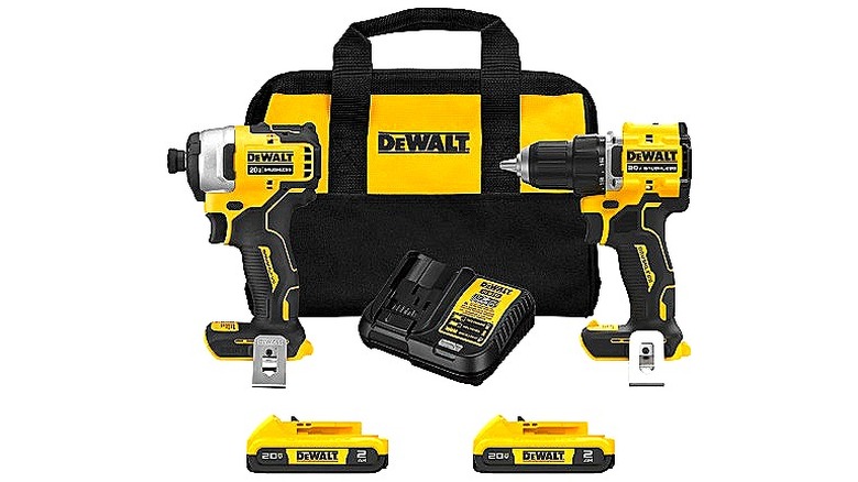 Bir çift elektrikli aleti, pili, şarj cihazını ve kutuyu gösteren bir DeWalt ürün fotoğrafı