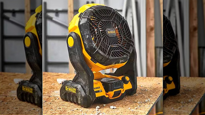 Bir Dewalt şantiye hayranı, şantiyedeki çalışma masasında oturuyor